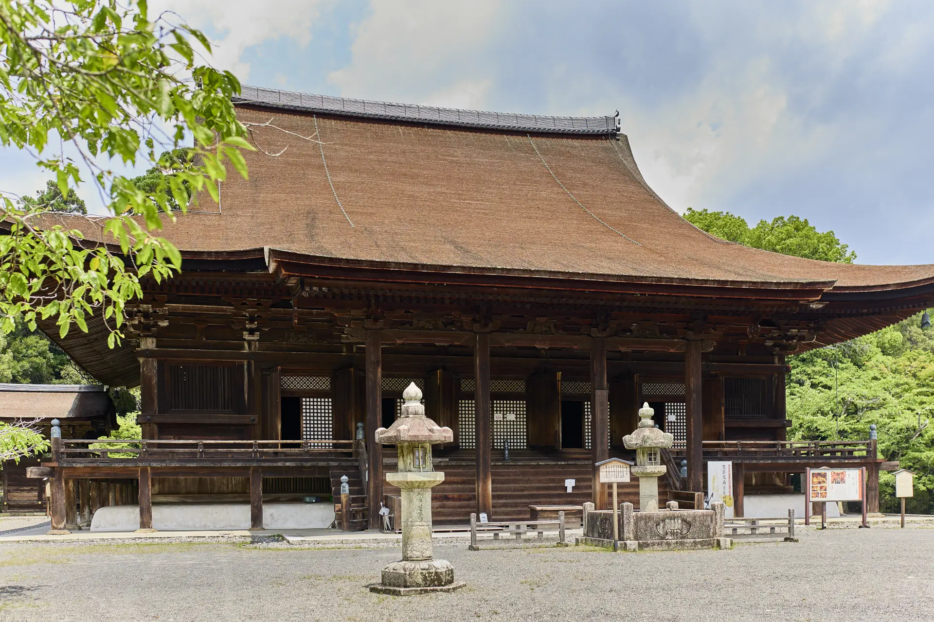 安置本尊・彌勒菩薩的國寶・金堂。為桃山時代具代表性的建築之一