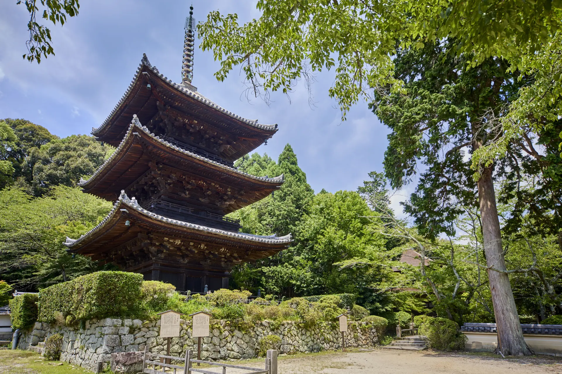 三重塔為室町時代建立的重要文化財