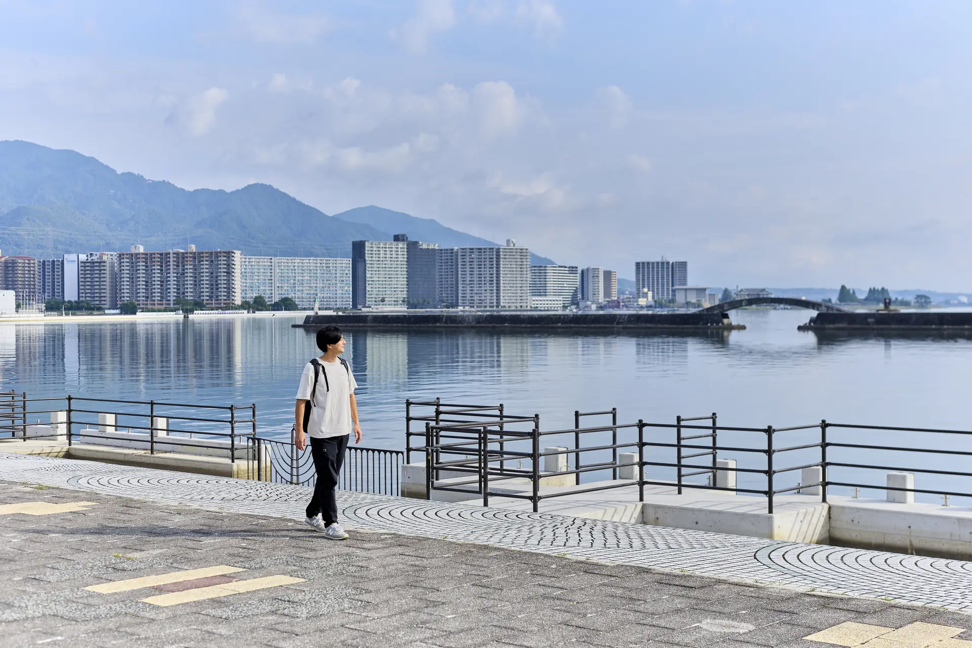 一邊欣賞琵琶湖,一邊在湖岸步道上悠閒漫步