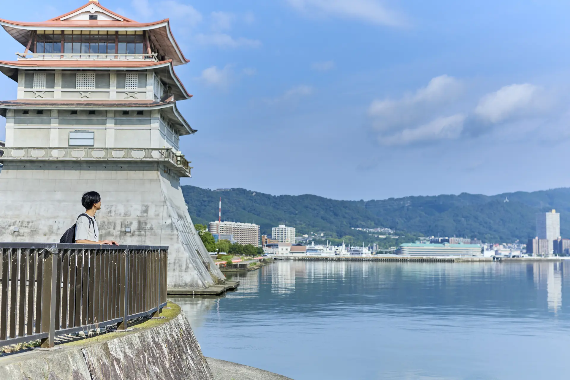 在滋賀縣立琵琶湖文化館旁,一邊眺望湖景一邊小憩片刻