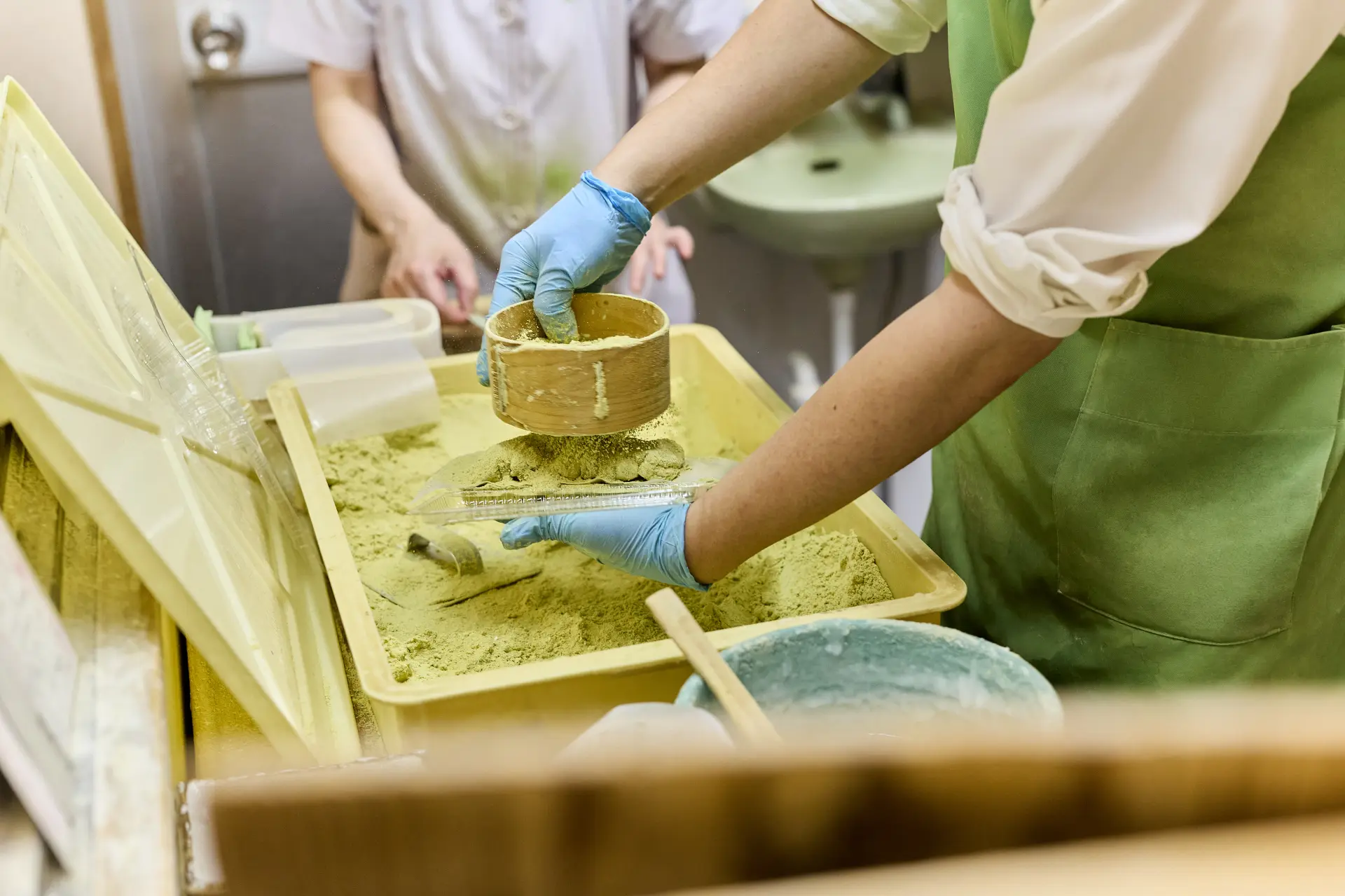 接到點餐後以白蜜與特製豆粉製作完成