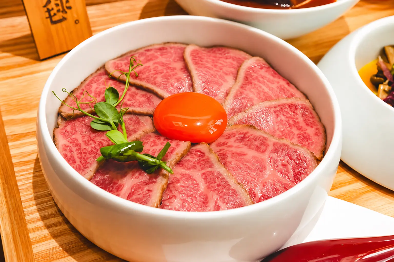 包含一分熟的牛排重與紅酒燉牛肉在內,能一次品嚐到近江牛的多種滋味