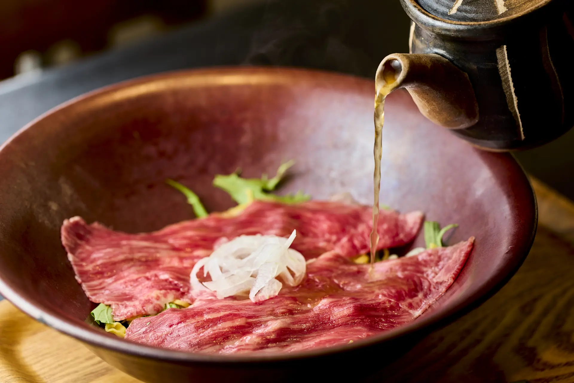 近江牛肉烏龍麵「二代目」。由自己淋上大量特製高湯,襯托出近江牛的鮮美滋味