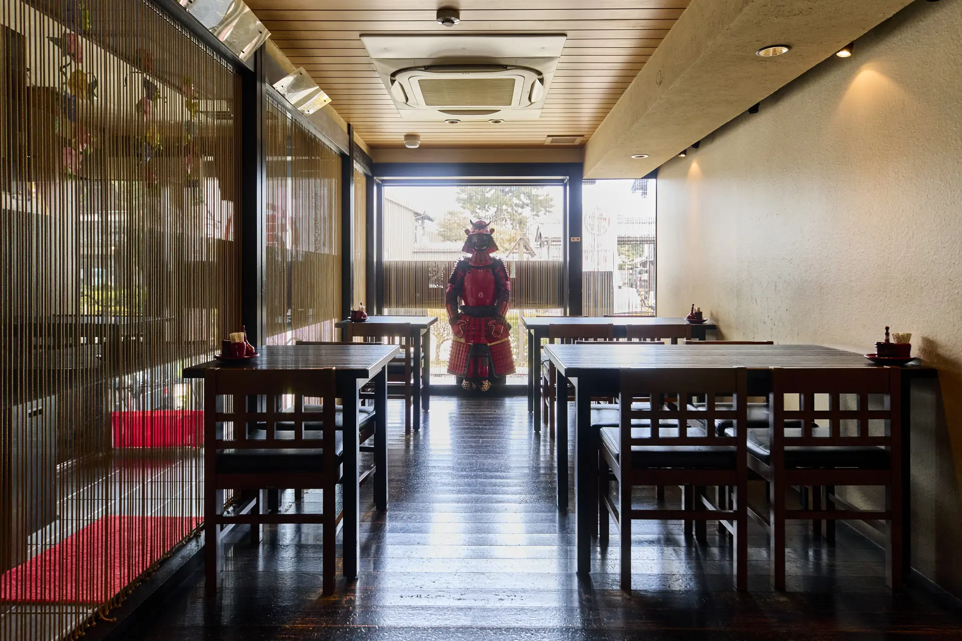 店內擺設了紅色甲冑,能感受到屬於城下町的意趣