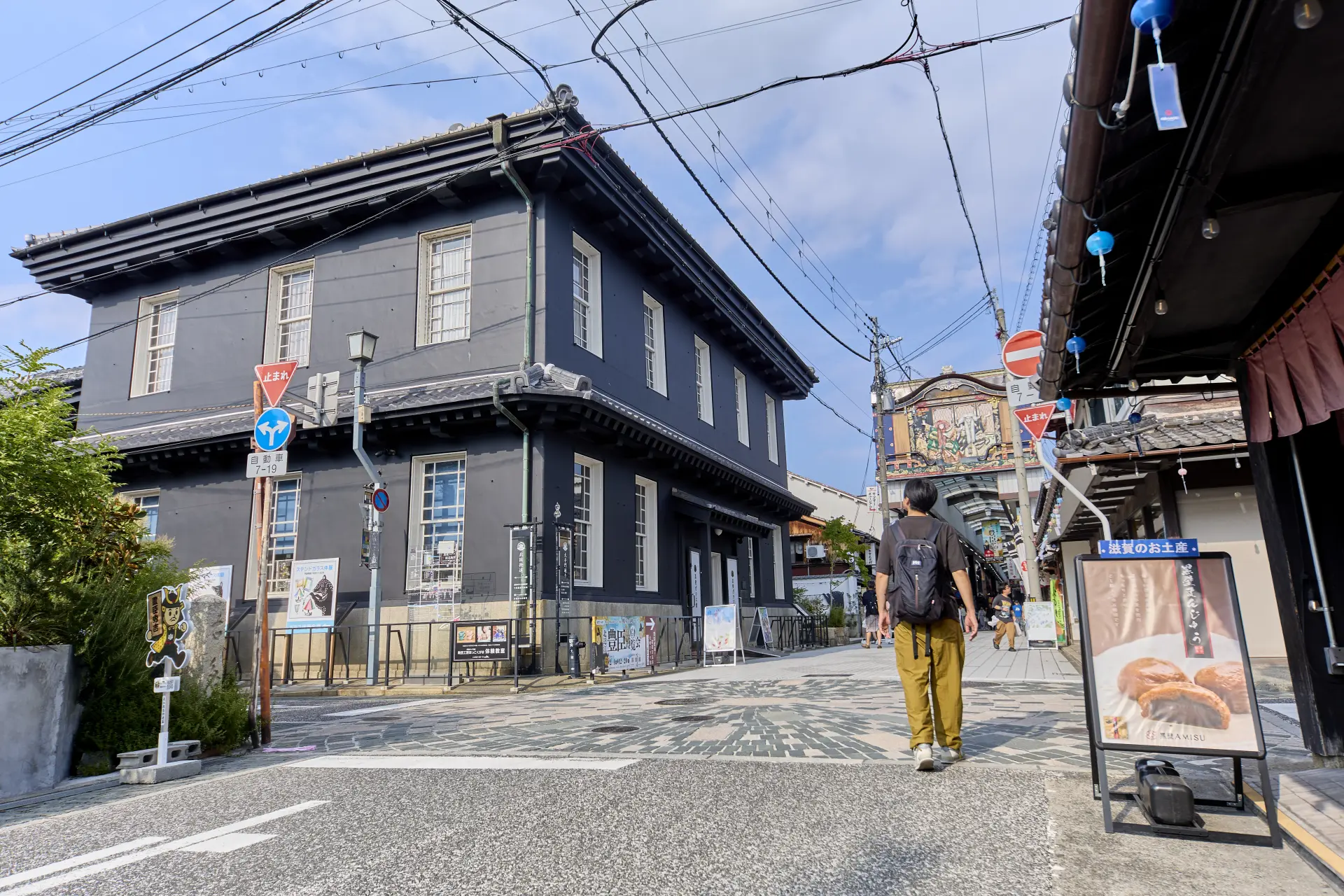 歷史建築櫛比鱗次的黑壁廣場主街道