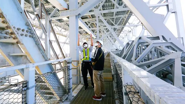 解說人員會以簡單易懂的方式說明，幫助旅客理解有關桁架橋樑的複雜結構。