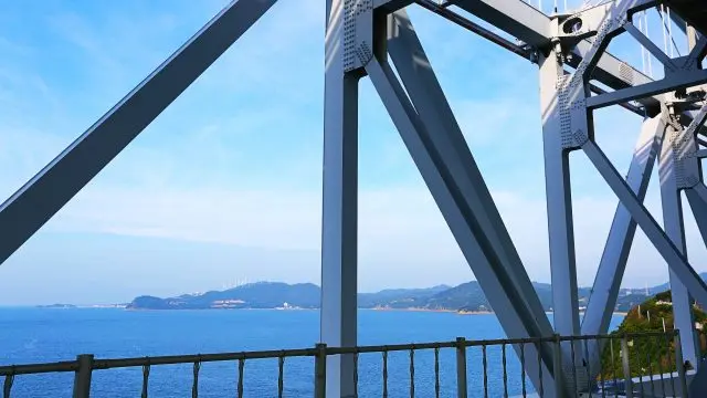 远处可以看到南淡路市的地标――风力发电用的巨大风车。