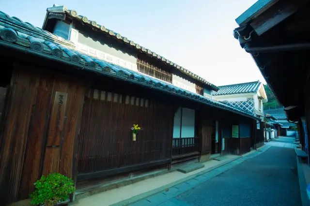 国の重要伝統的建造物群保存地区に選定された笠島地区に、名工として名高い「塩飽大工」による建物が連なる