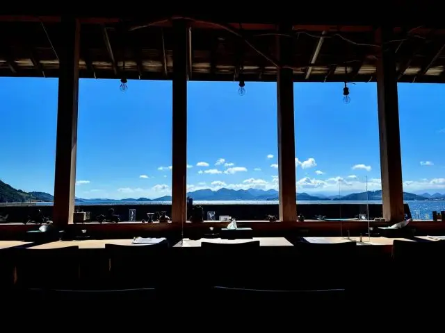 粟島あわろは食堂、店内から瀬戸内の海を眺めることができる