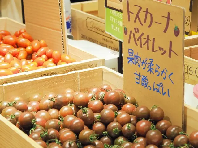 提供用自家與鄰近農家栽種的蔬果所製作的餐點以及豐富的加工品