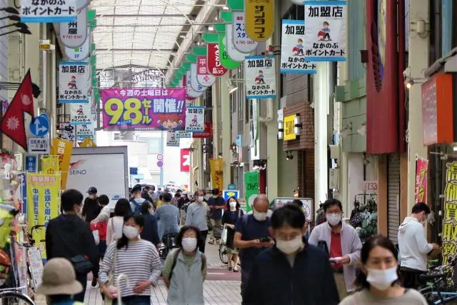 無論天氣如何，氣氛熱鬧的商店街上每天都是人潮湧動