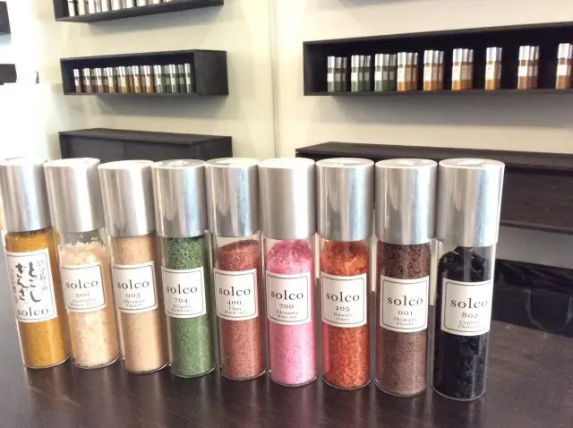 店內陳列著顏色、晶體形狀、香氣和味道各不相同的食鹽