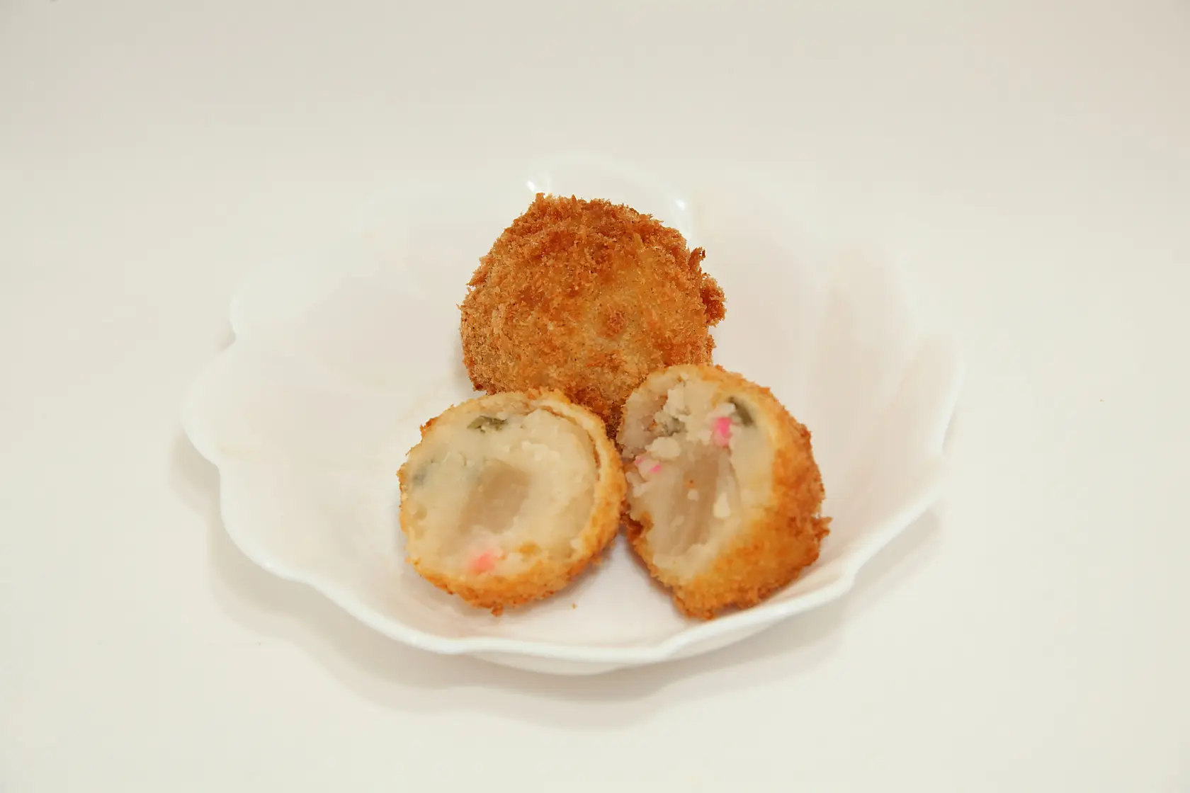 可以在戶越銀座商店街中央街區的後藤蒲鉾店享用「關東煮可樂餅」