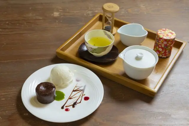 “Fondant Chacola” with Shingu-tea-flavored chocolate filling and the excellent tea “Tsuki no Shizuku (Moon Drop)”