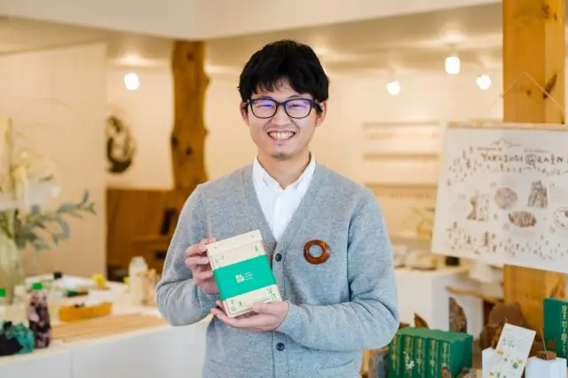 Mr. Seiya Kinoshita, who creates items, pots, and is even responsible for sales.