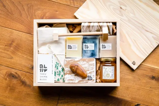 A gift bundle in a cedar box. The items can be chosen by the customer.