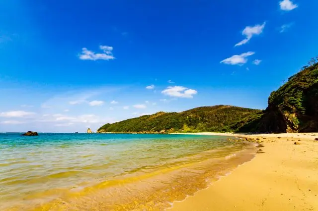 The serenity of the Yanaushi Coast. Just relax on the beach.