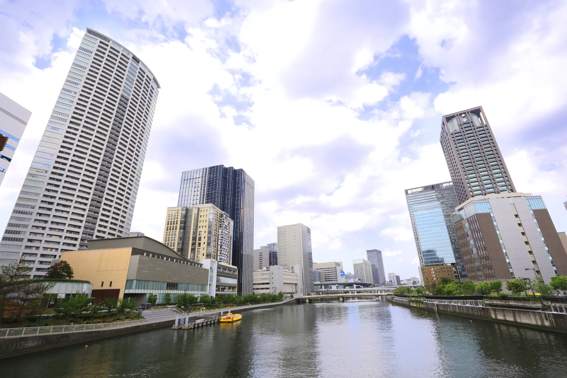 国際的な文化・商業施設やオフィス群が建ち並び、水都大阪を代表する美しい景観が楽しめる
