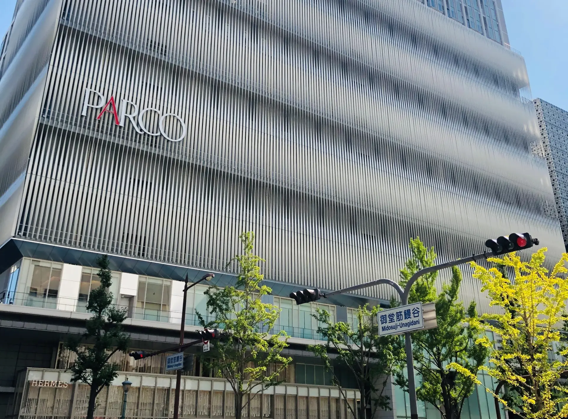 多彩なジャンルのショップが揃う、御堂筋に面するファッションビル