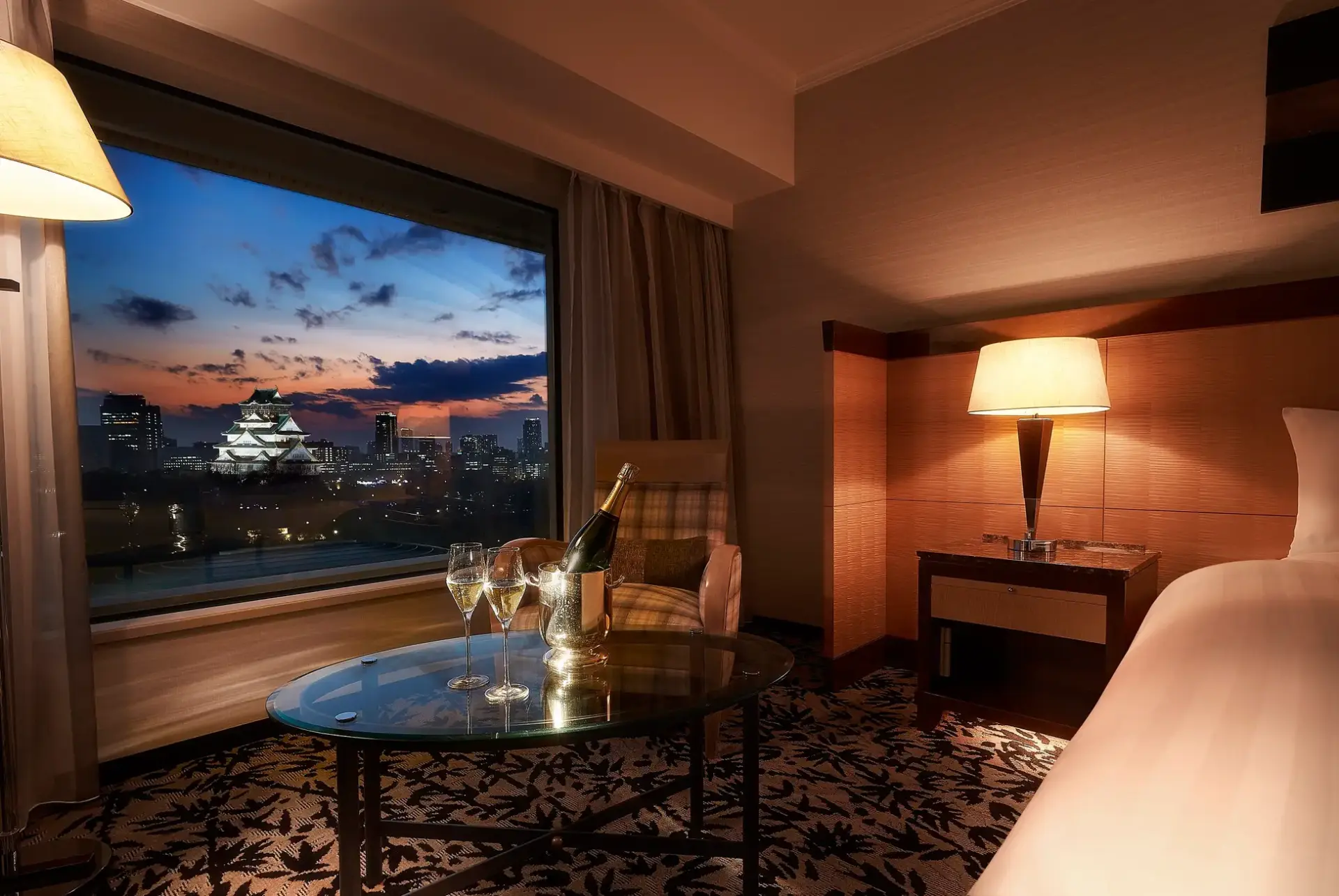 上質な空間から眺めるライトアップされた大阪城