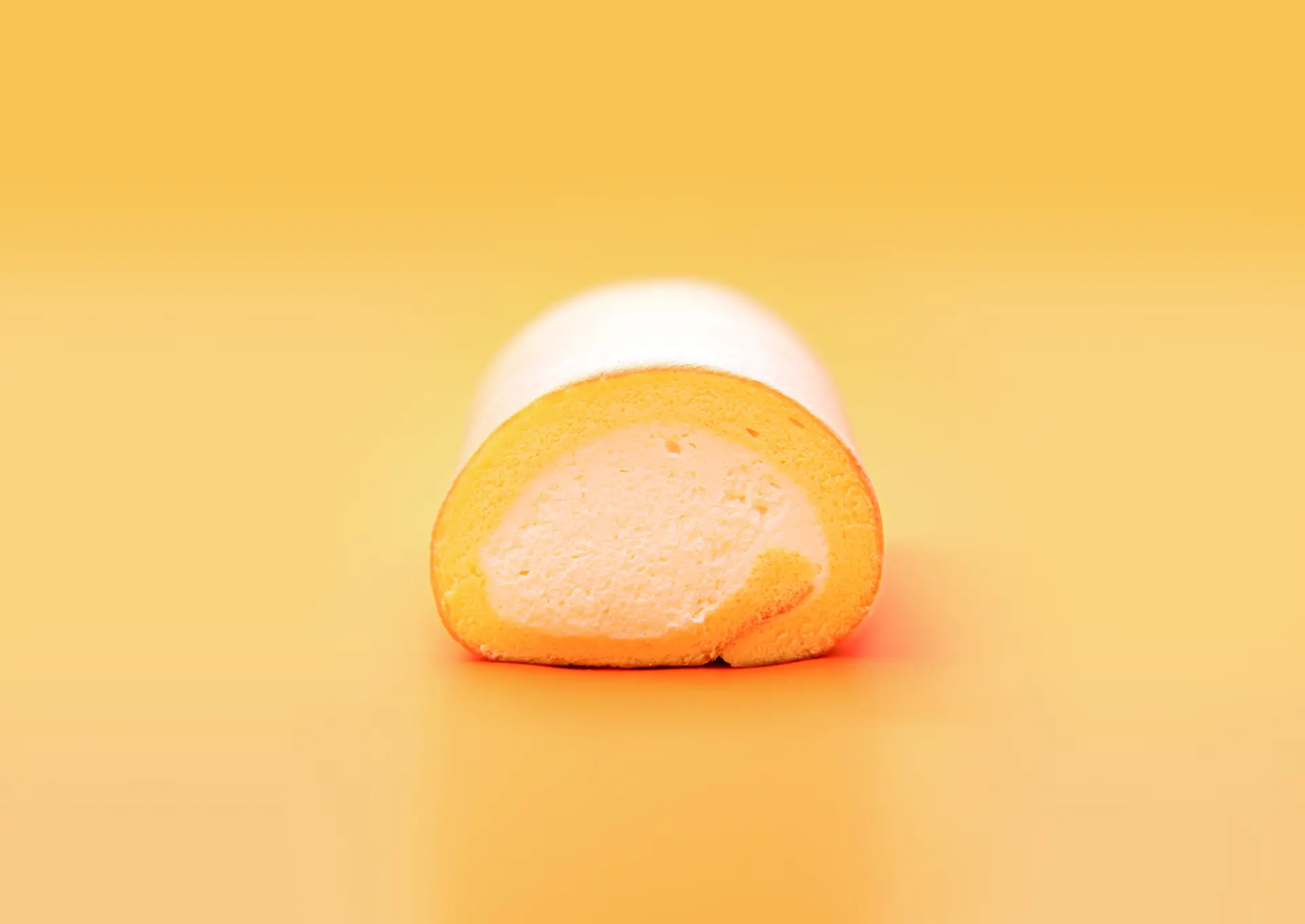 ミルクの香り広がるクリームをしっとり焼き上げた生地でひと巻きに。大阪生まれの「堂島ロール」