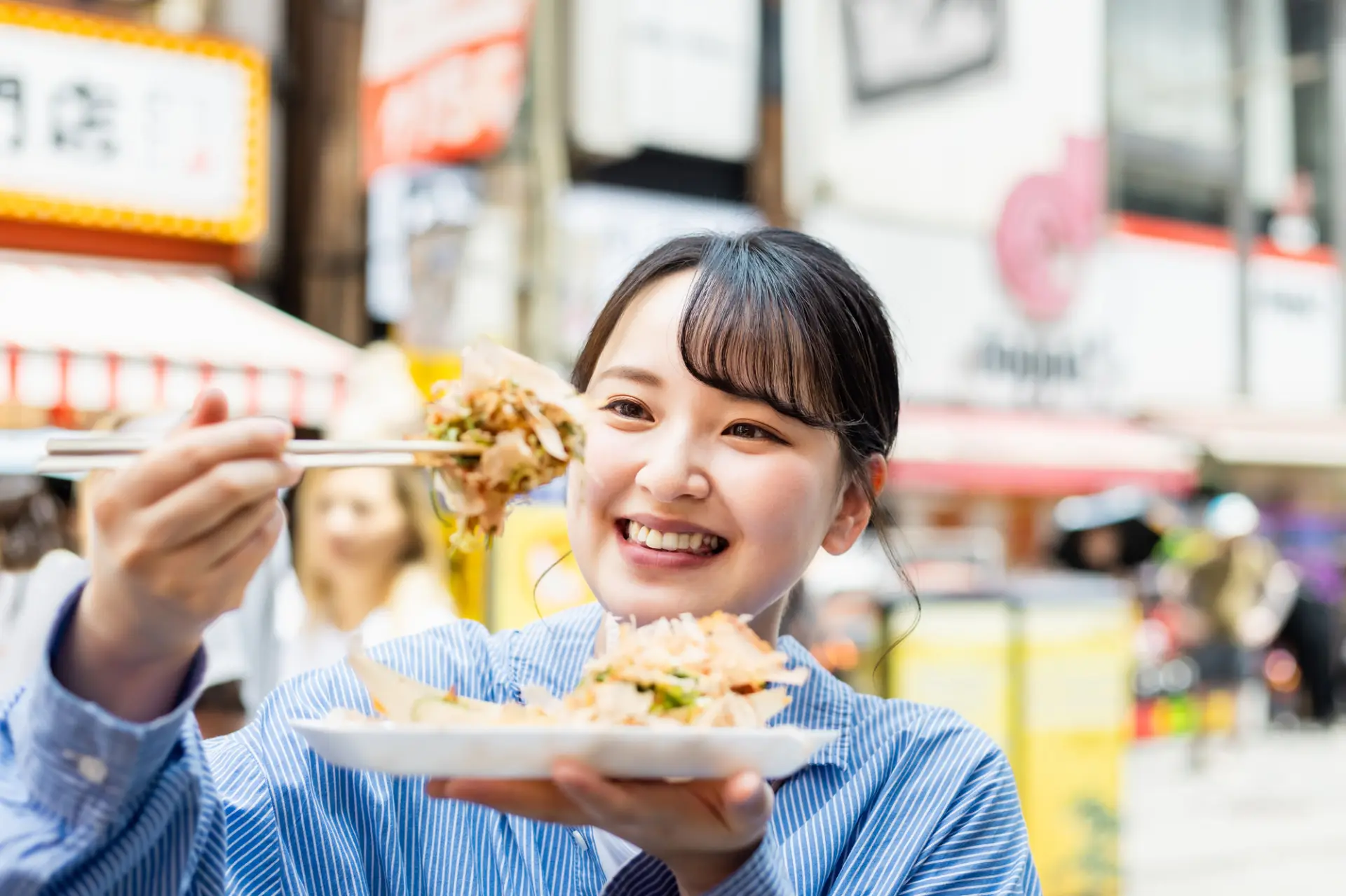 どこで食べるか迷ったら購入したお店の前や指定スペースを利用してほしい
