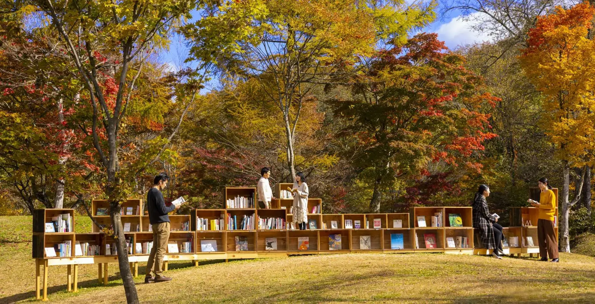 Un evento celebrado durante el otoño, la estación de la lectura, en Karuizawa Hoshino Area, donde se disfruta del follaje otoñal, los libros y momentos de cafetería