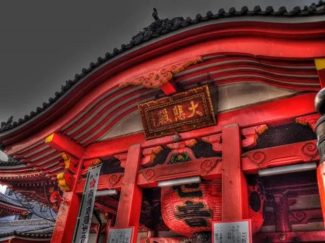 正殿內懸掛的巨大燈籠非常值得一看