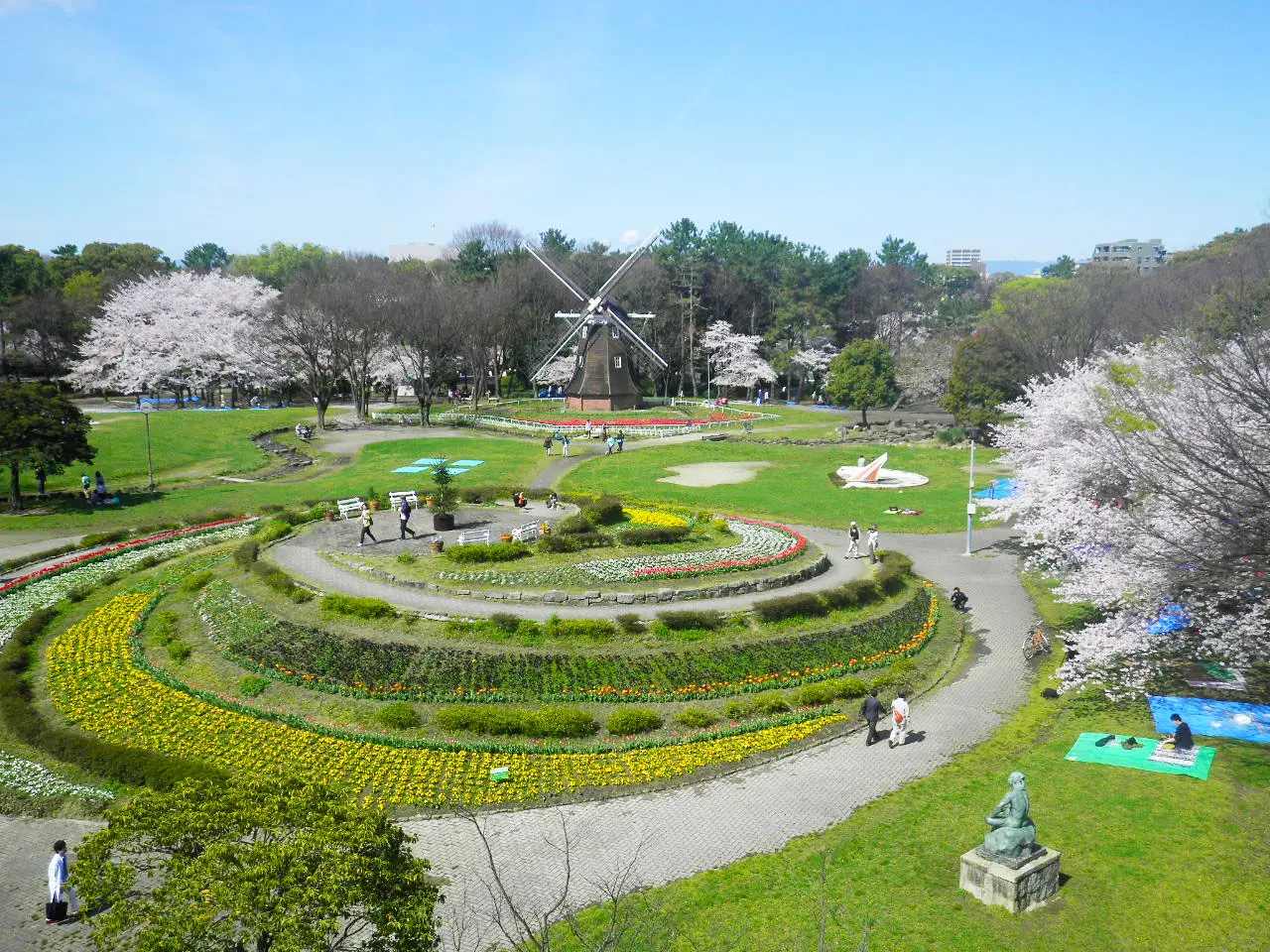 名古屋城の膝もとに広がる市民憩いの公園