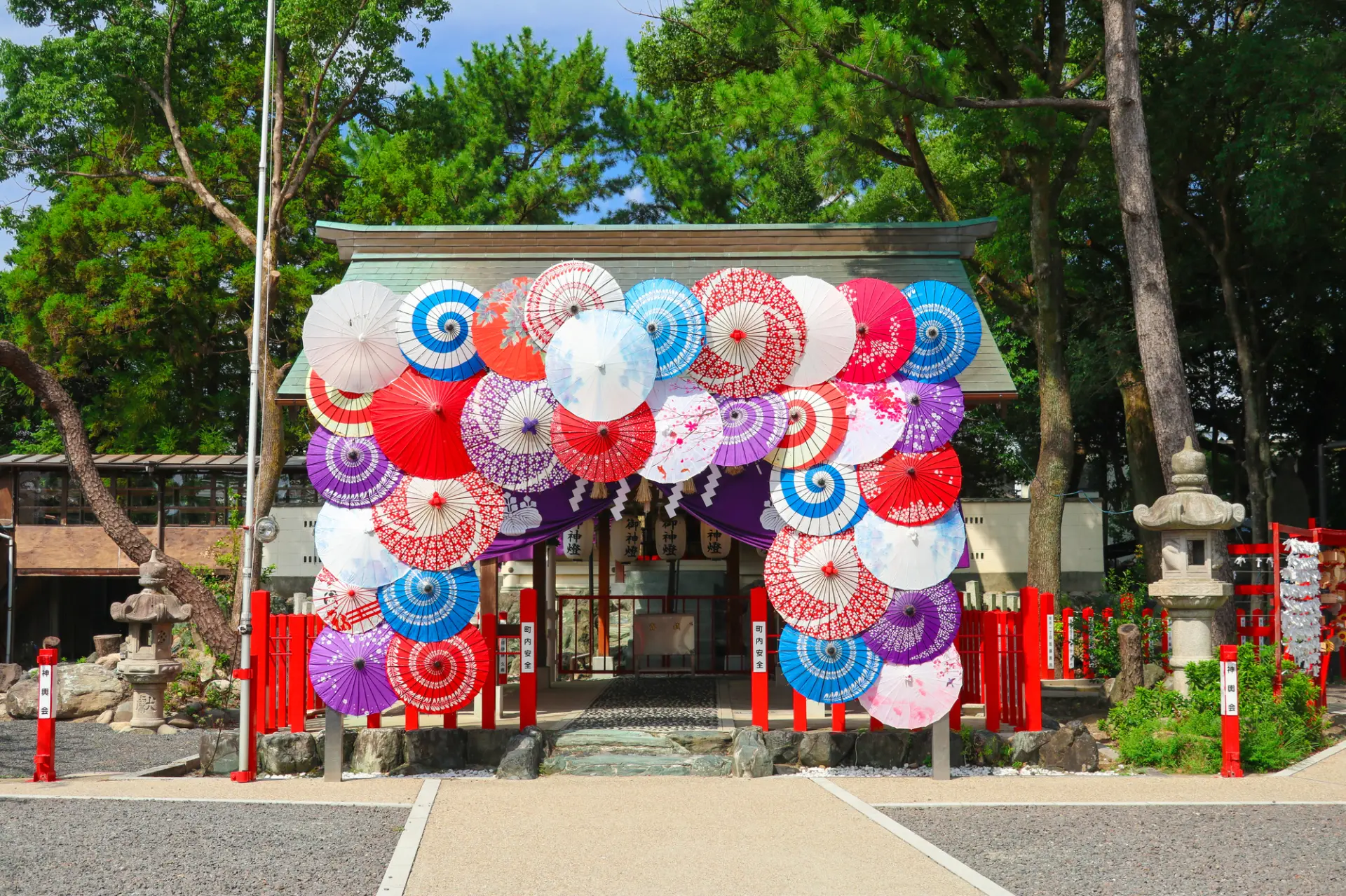 色彩繽紛,處處都適合拍照的“IG神社”,美麗的御朱印亦不容錯過!