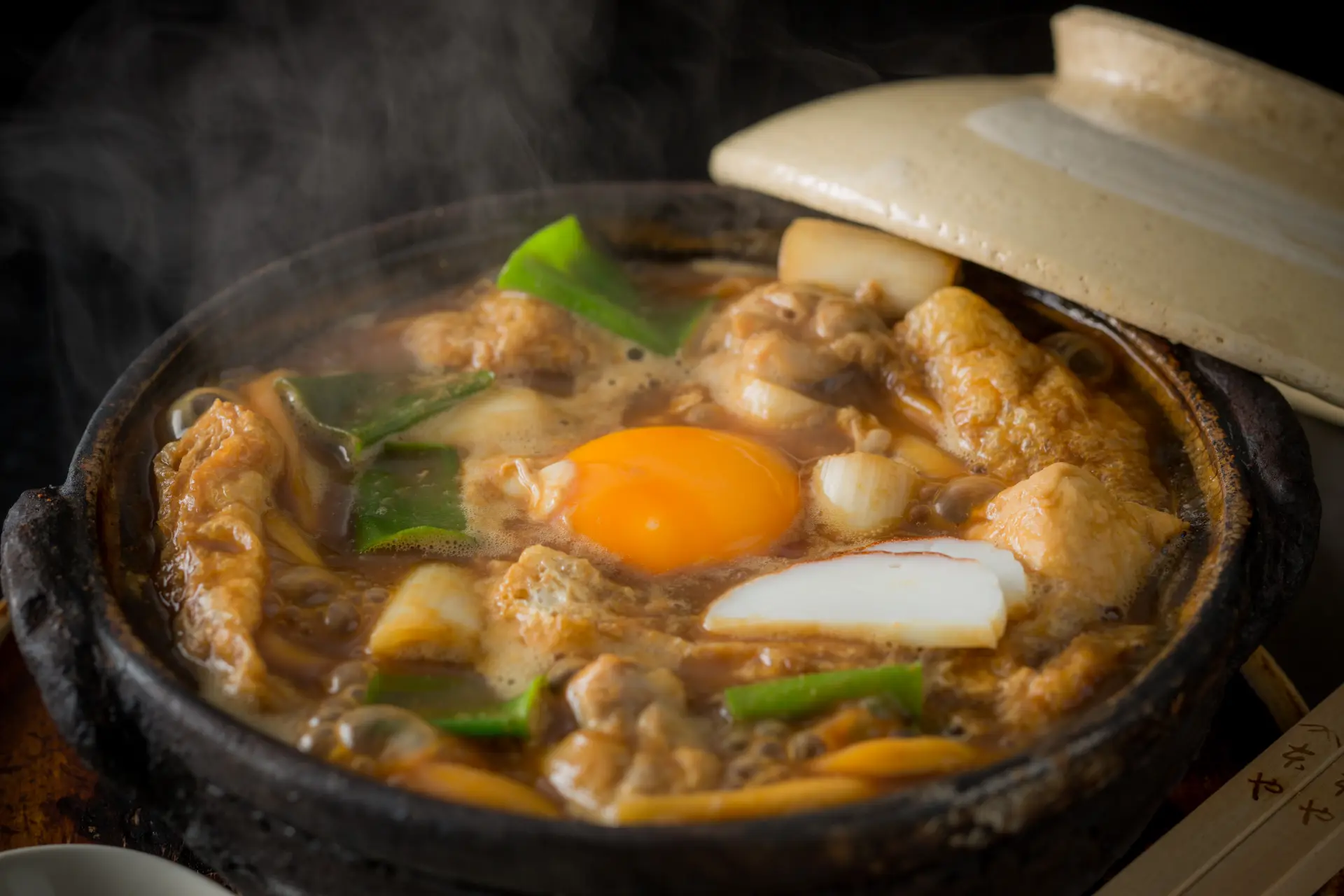 味噌ダシの濃厚さを感じられる名物料理「味噌煮込みうどん」を味わえる