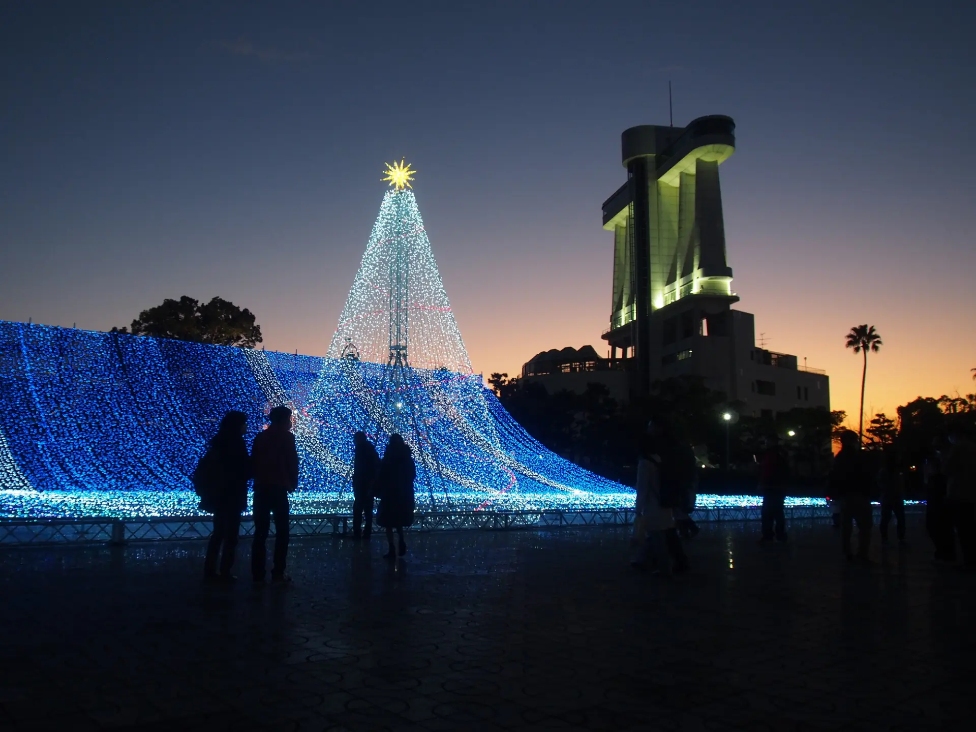 人気観光スポットを巡りながらイルミネーションも満喫しよう