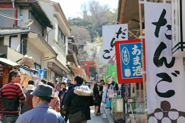 As its gateway, this lively street represents Enoshima