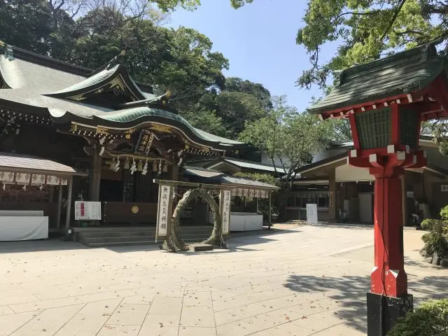 Walk through the quiet shrine grounds in the morning to feel refreshed.