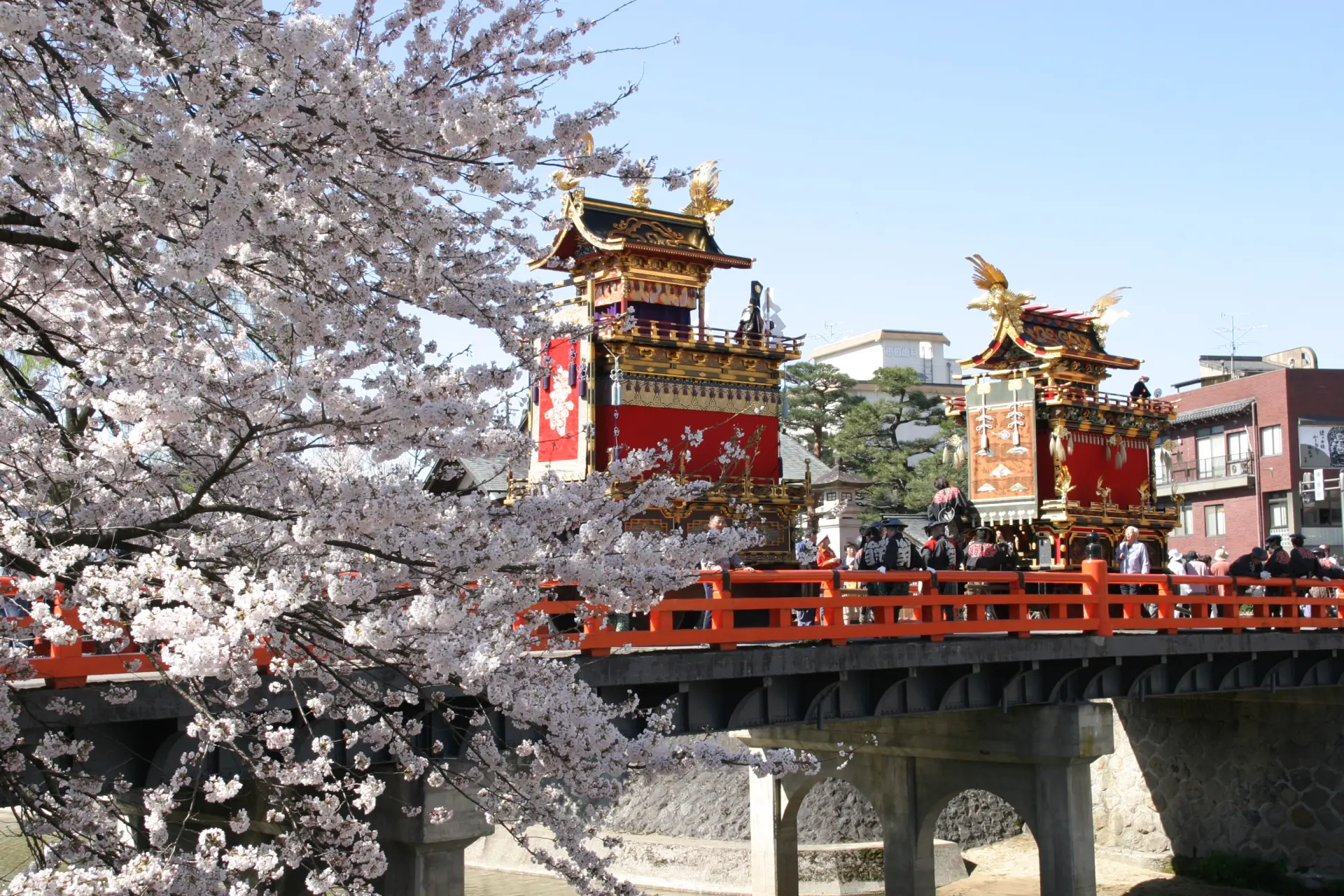 春の山王祭と秋の八幡祭の総称「高山祭」は、日本三大美祭のひとつとしても知られる