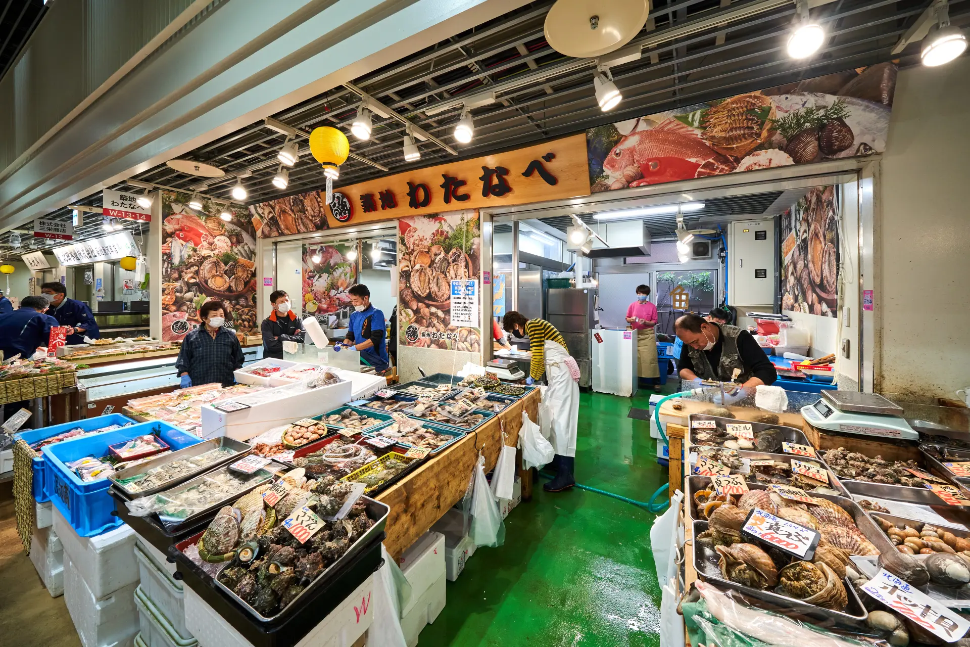 400以上の専門店が軒を連ねる、“食の街・築地”の中心地