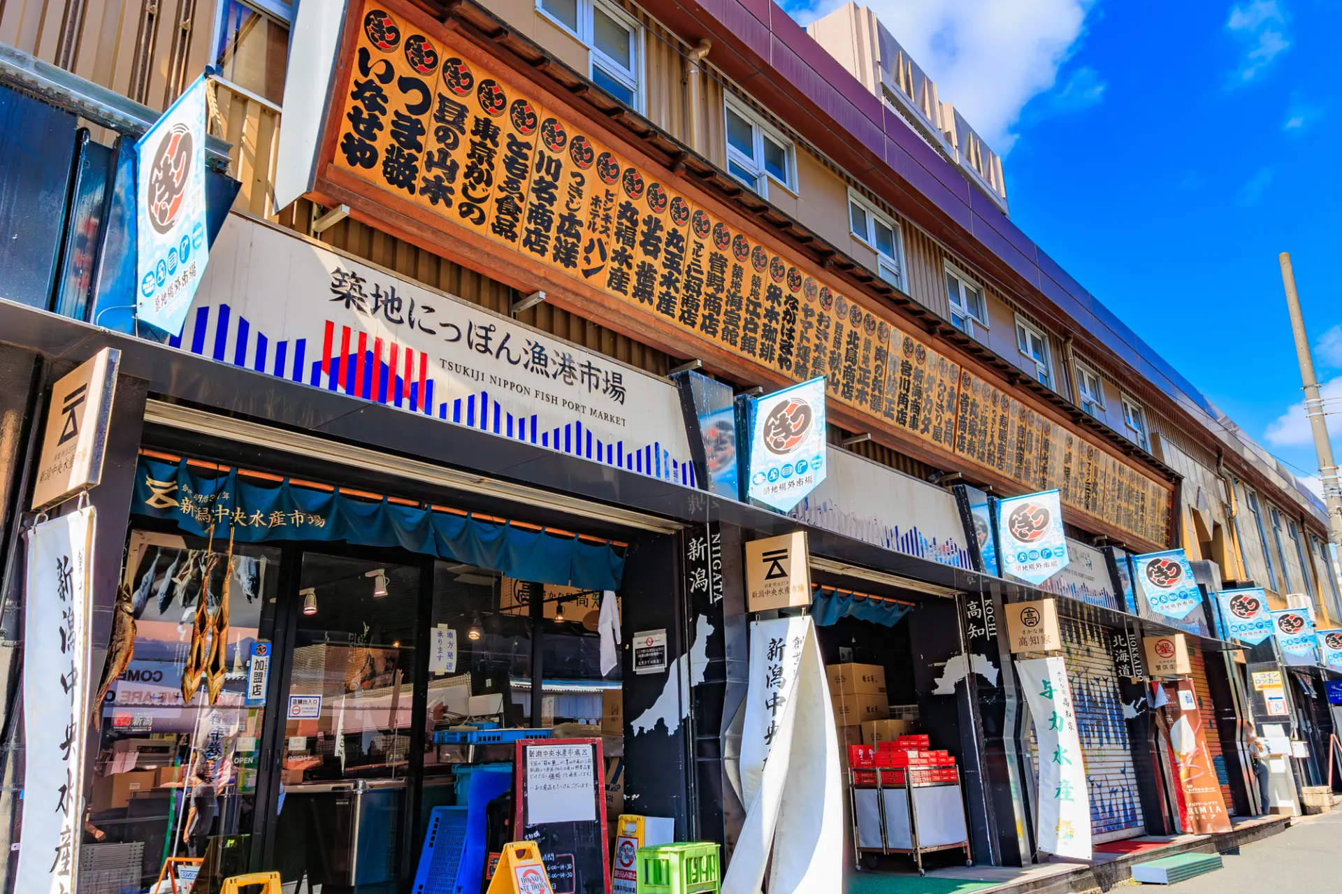 日本の多彩な食文化を食べ歩きで楽しめる築地場外市場