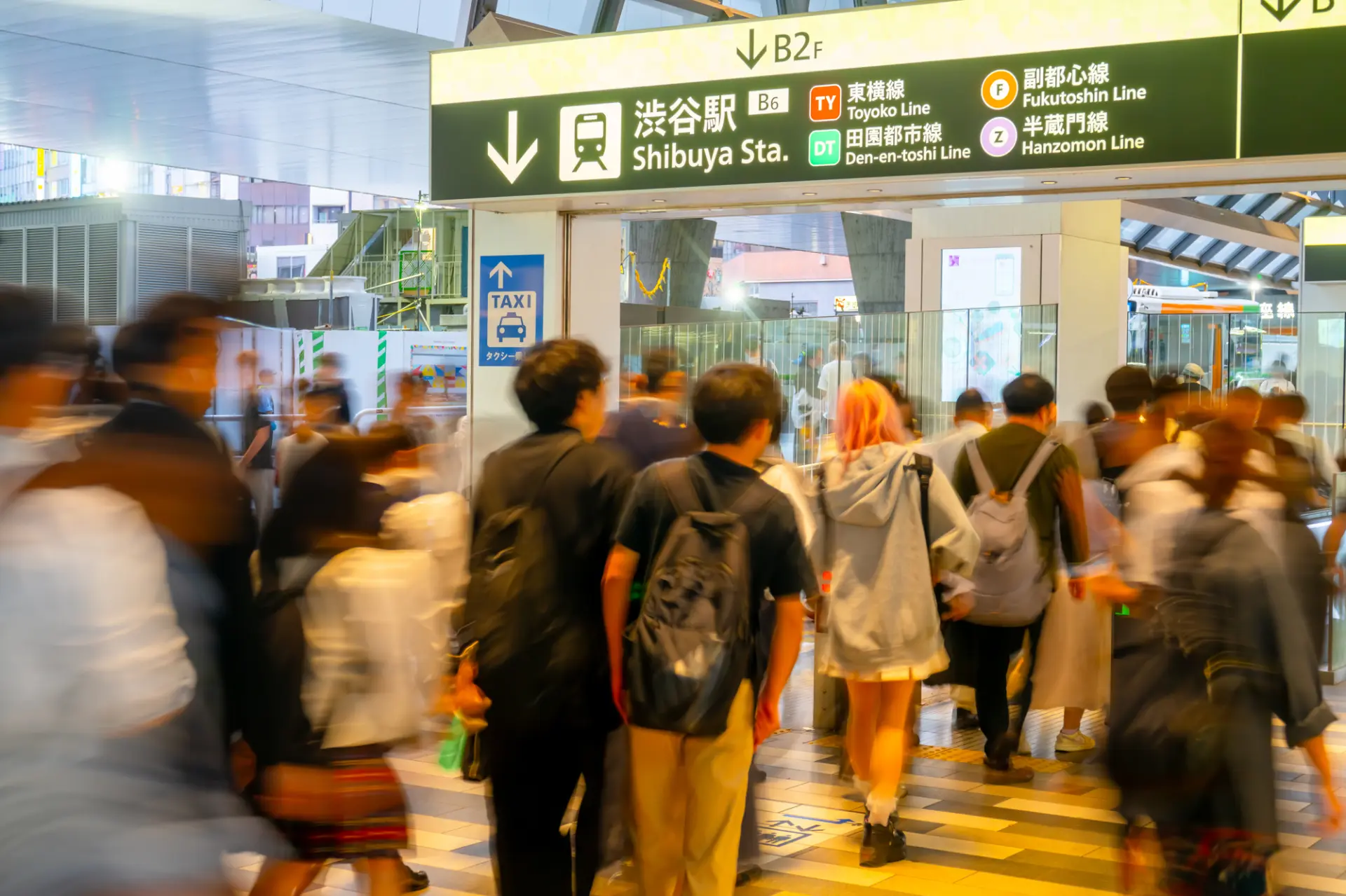 移動で体力を使わないためにも混雑する時間帯は避けよう