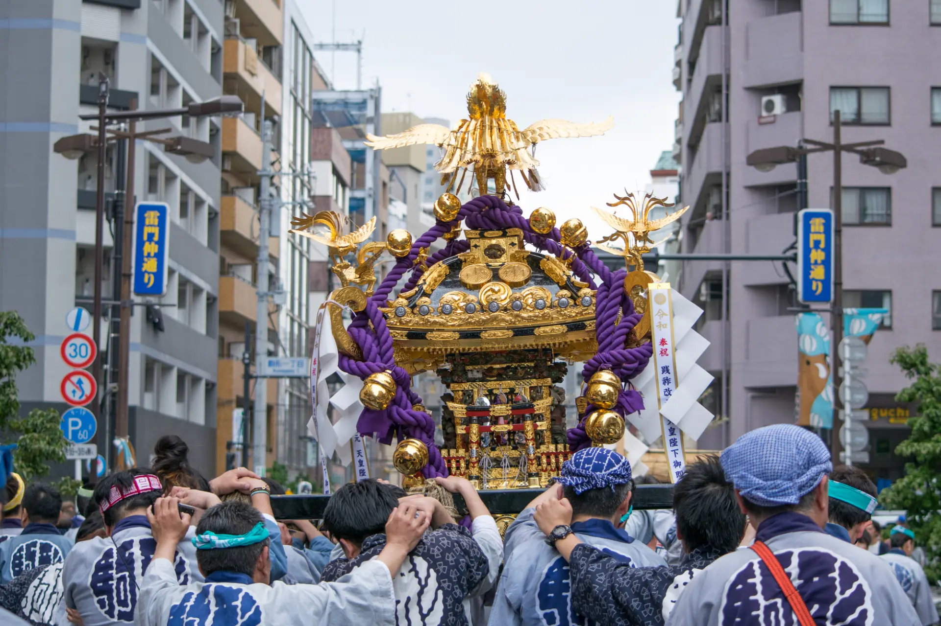 毎年5月に開催される、東京・浅草神社の例大祭。日本を代表する祭礼のひとつ