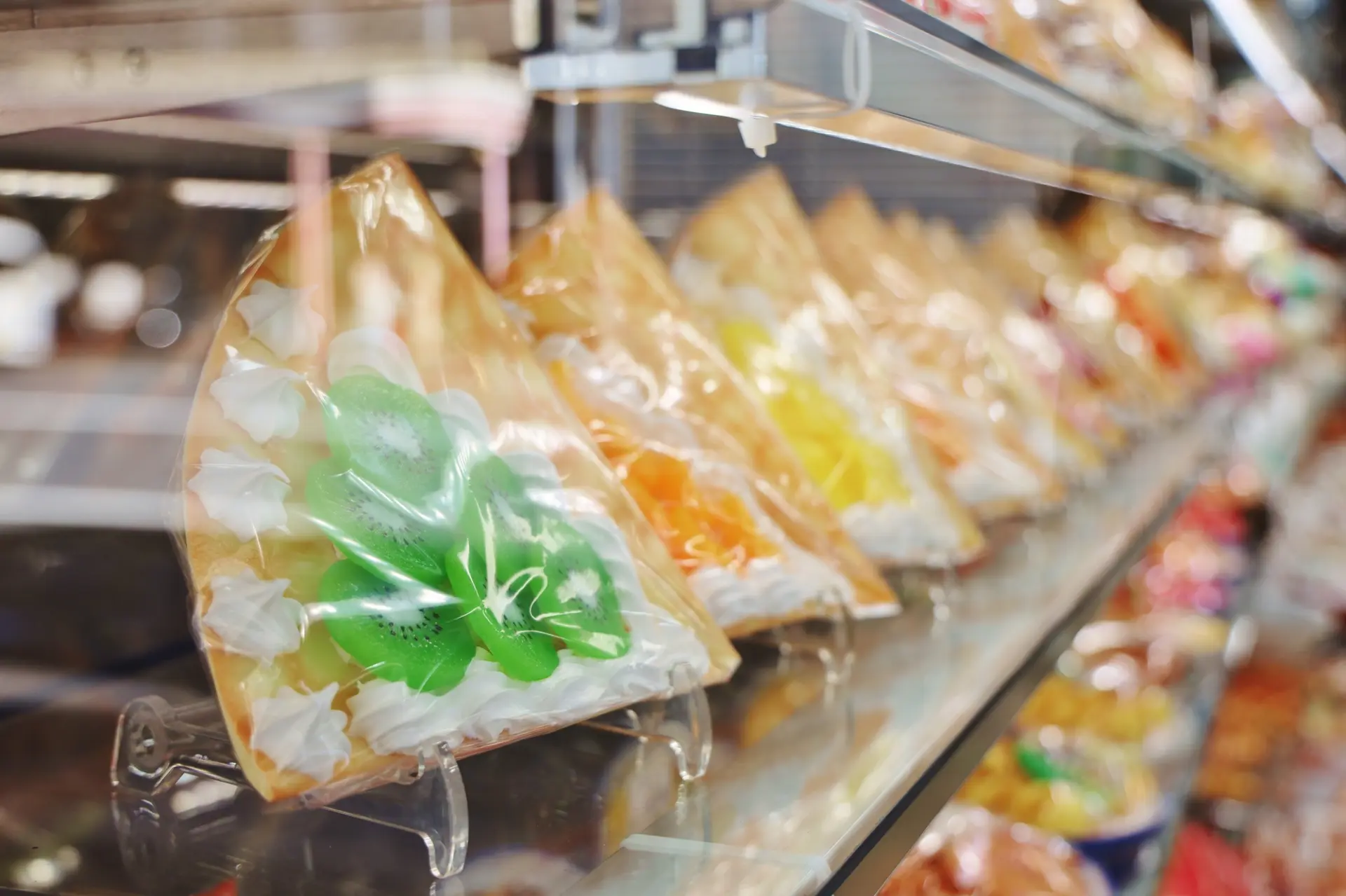 食品サンプルなど、食に関連する道具が何でも揃う商店街