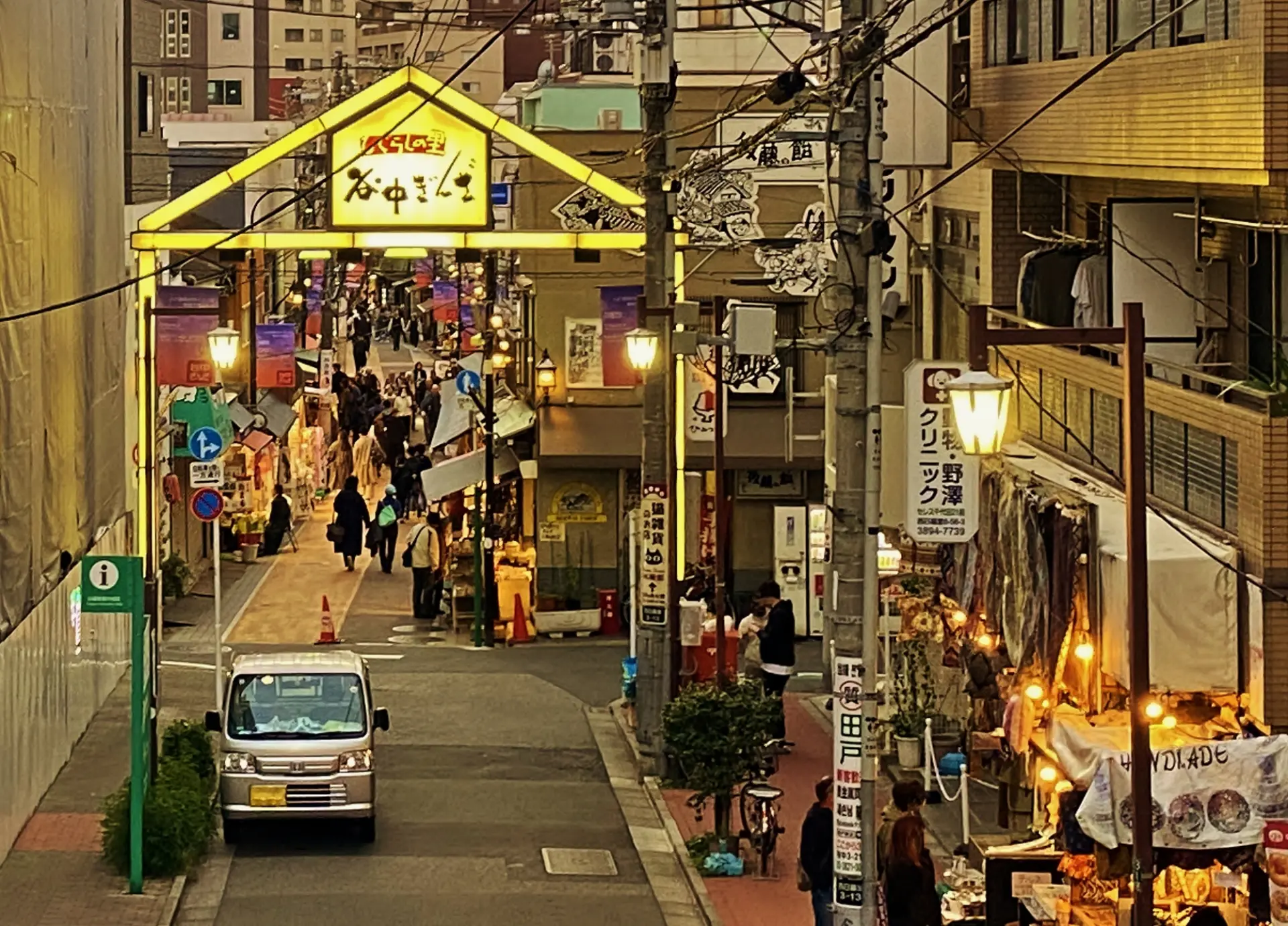 食べ物から衣料品まであらゆるものが揃う、活気溢れる人気商店街