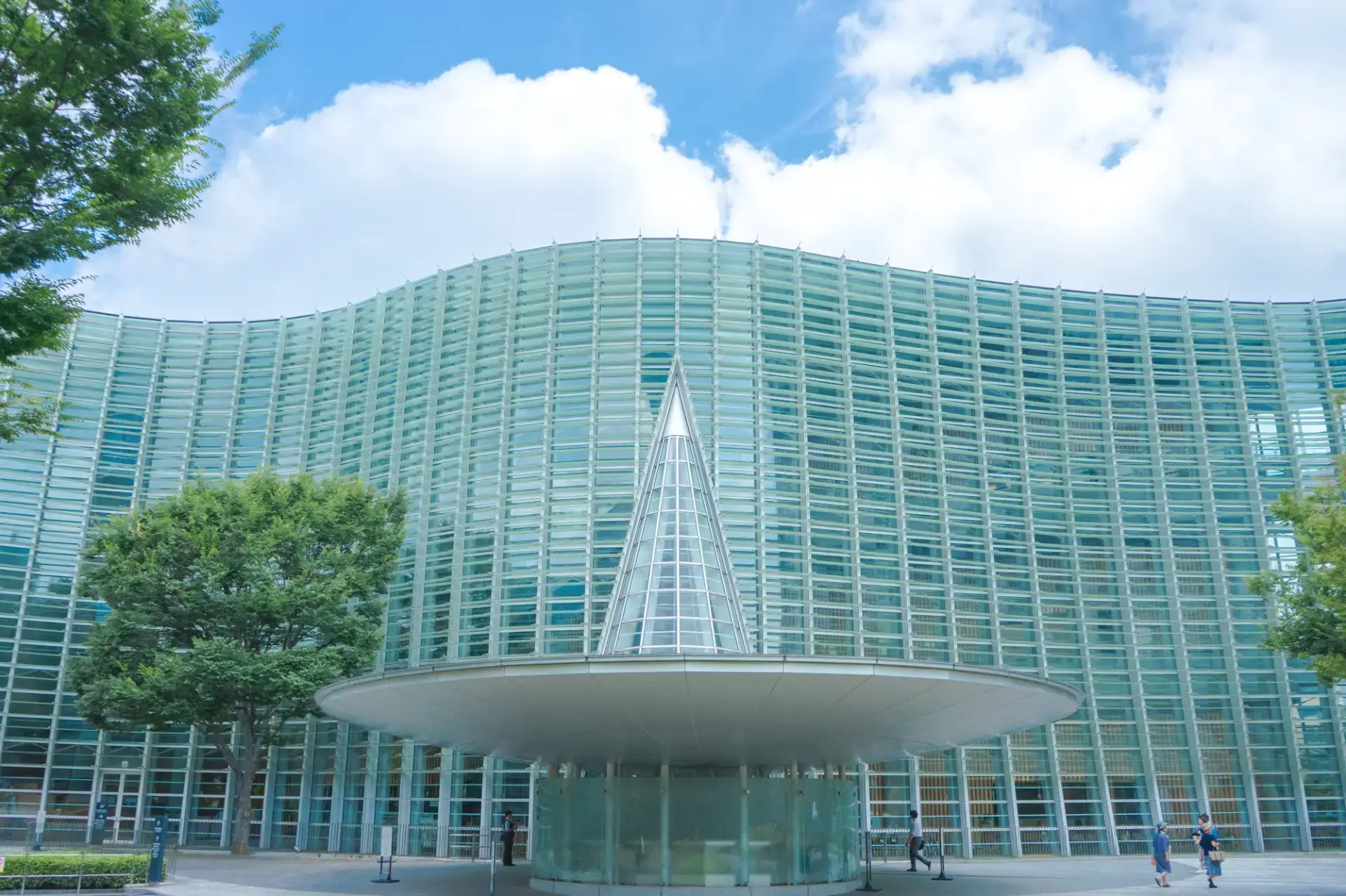 国内最大級の展示スペースと豊富な美術関連の情報が入手できる美術館