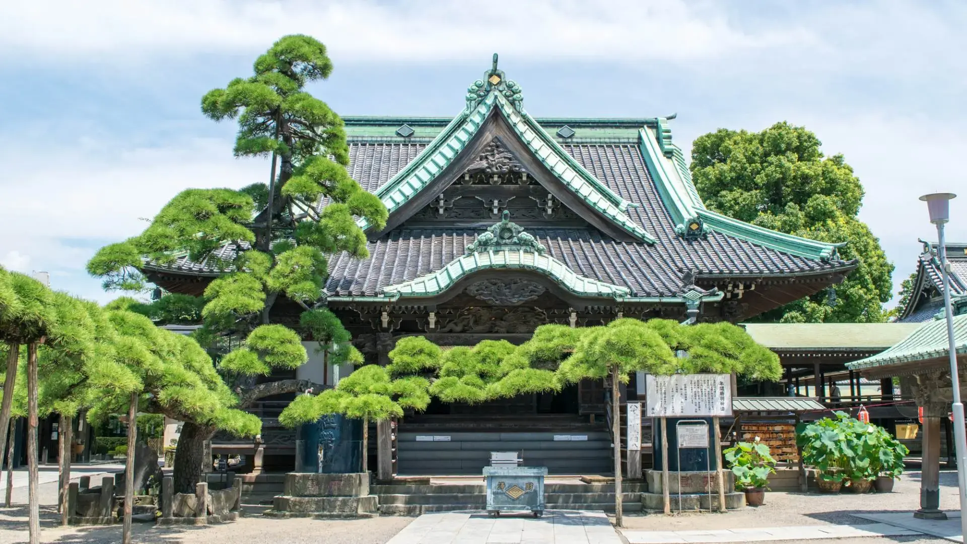 見事な彫刻や庭園などみどころ多数のお寺