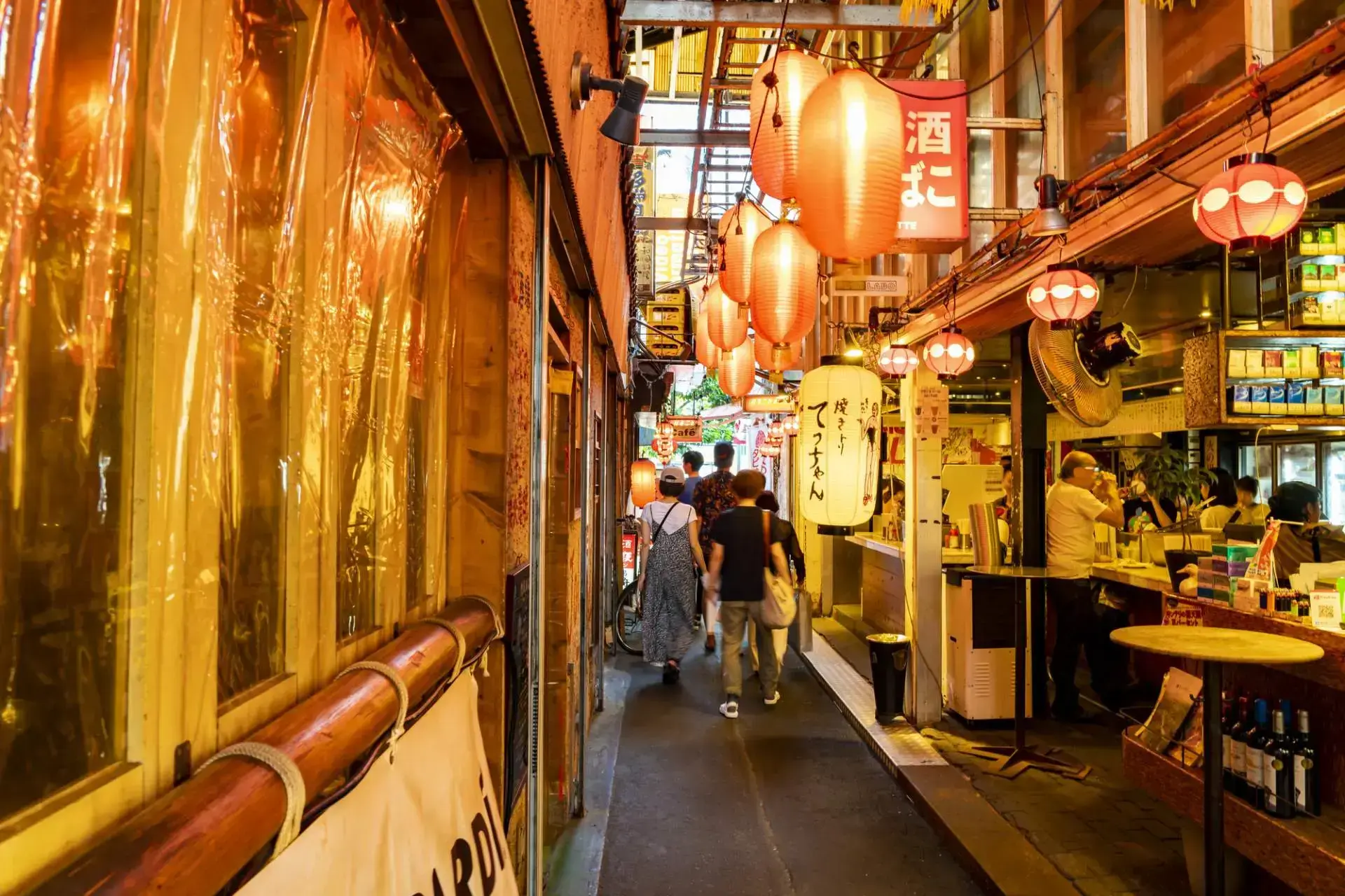 狭い路地に約100店のお店が集まる横丁