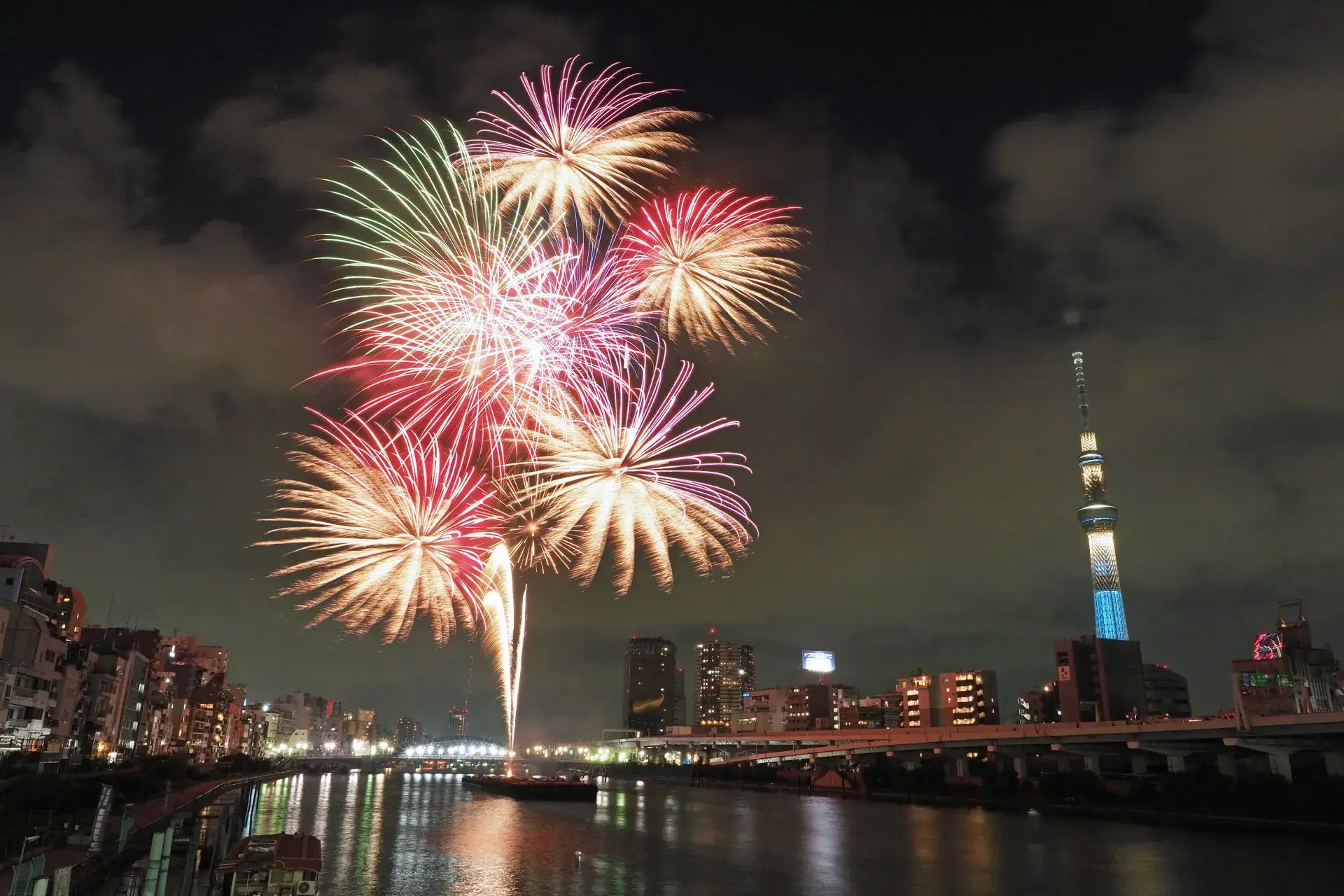 2つの会場で約2万発もの花火が打ちあがる
