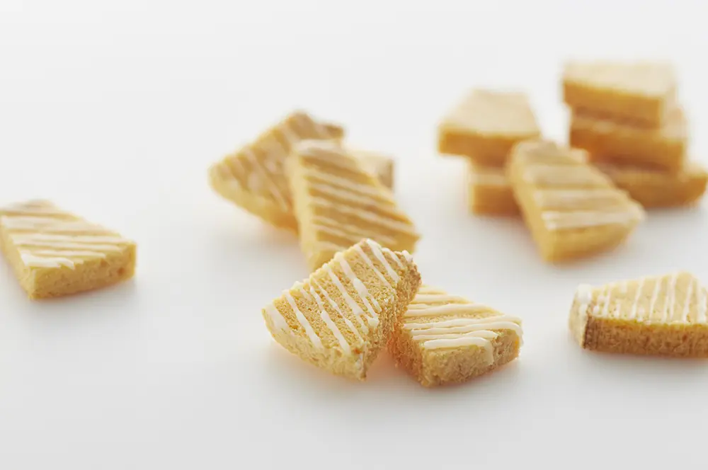 クラブハリエの代表商品、バームクーヘンを薄くスライスして焼き上げた新食感のお菓子