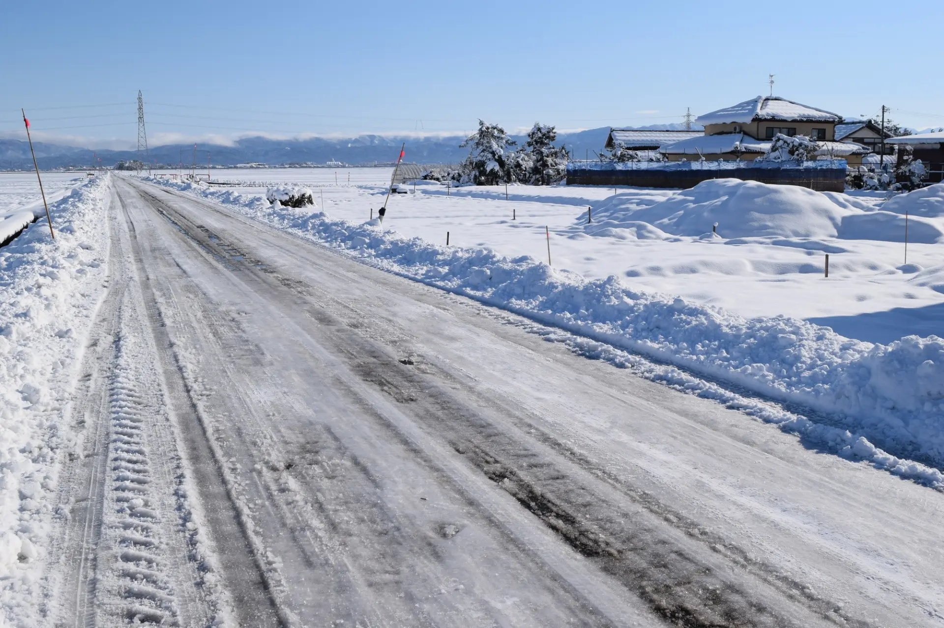 滑りやすい冬道は慎重な運転を