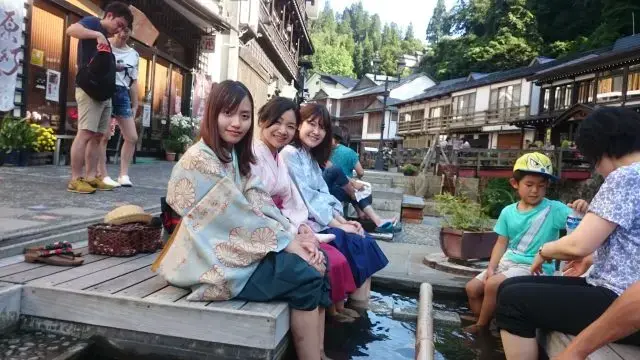 温泉街の中心にある足湯