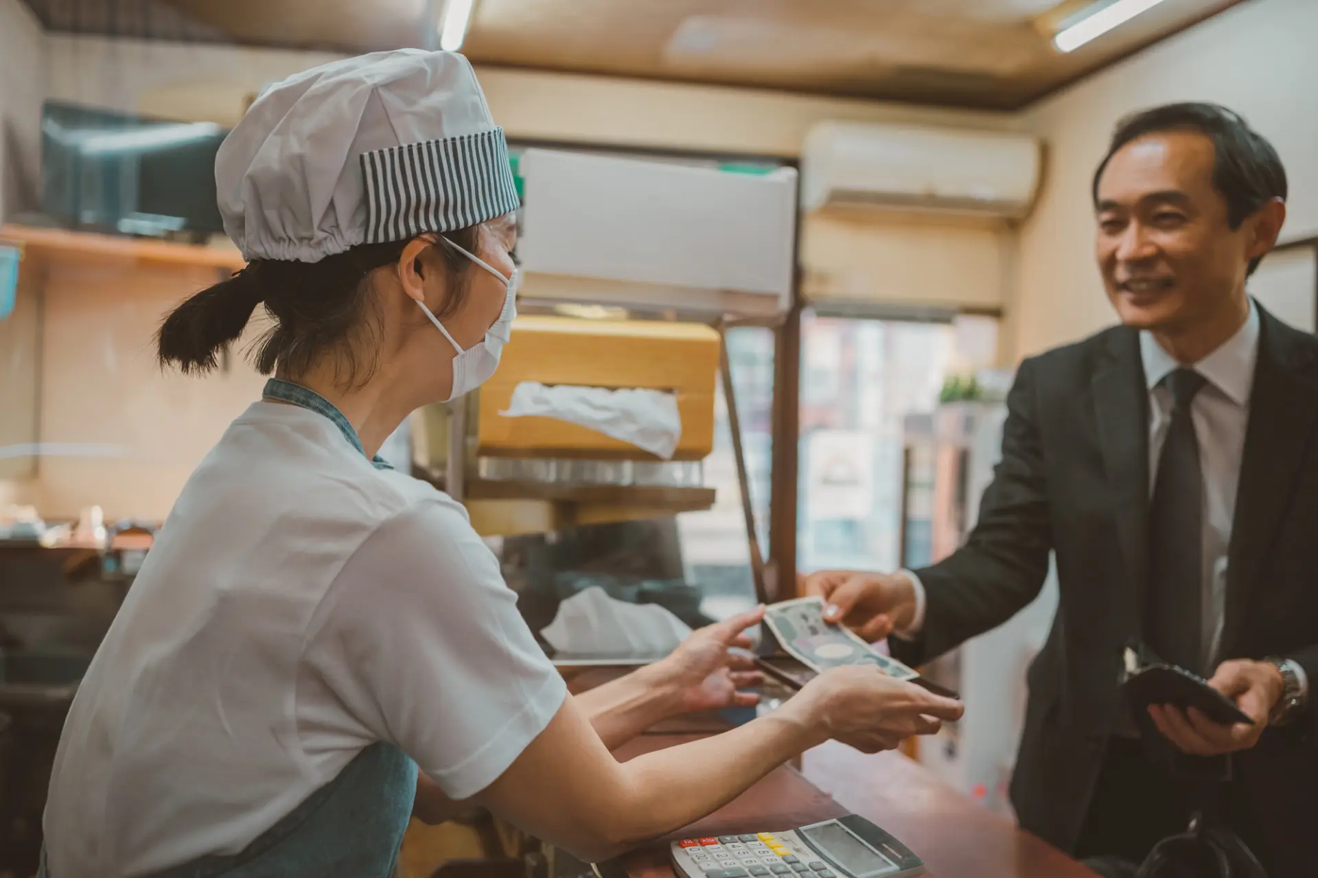 小さな店舗では現金が必要な場合も