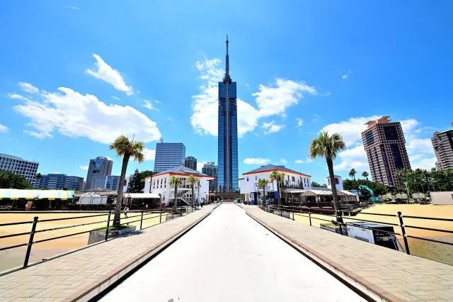 可一望福冈市街景的地标建筑，是日本最高的海滨高塔